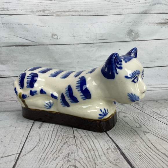 Chinese Porcelain Cat Pillow Headrest Figurine Late 19th Century Hand Painted